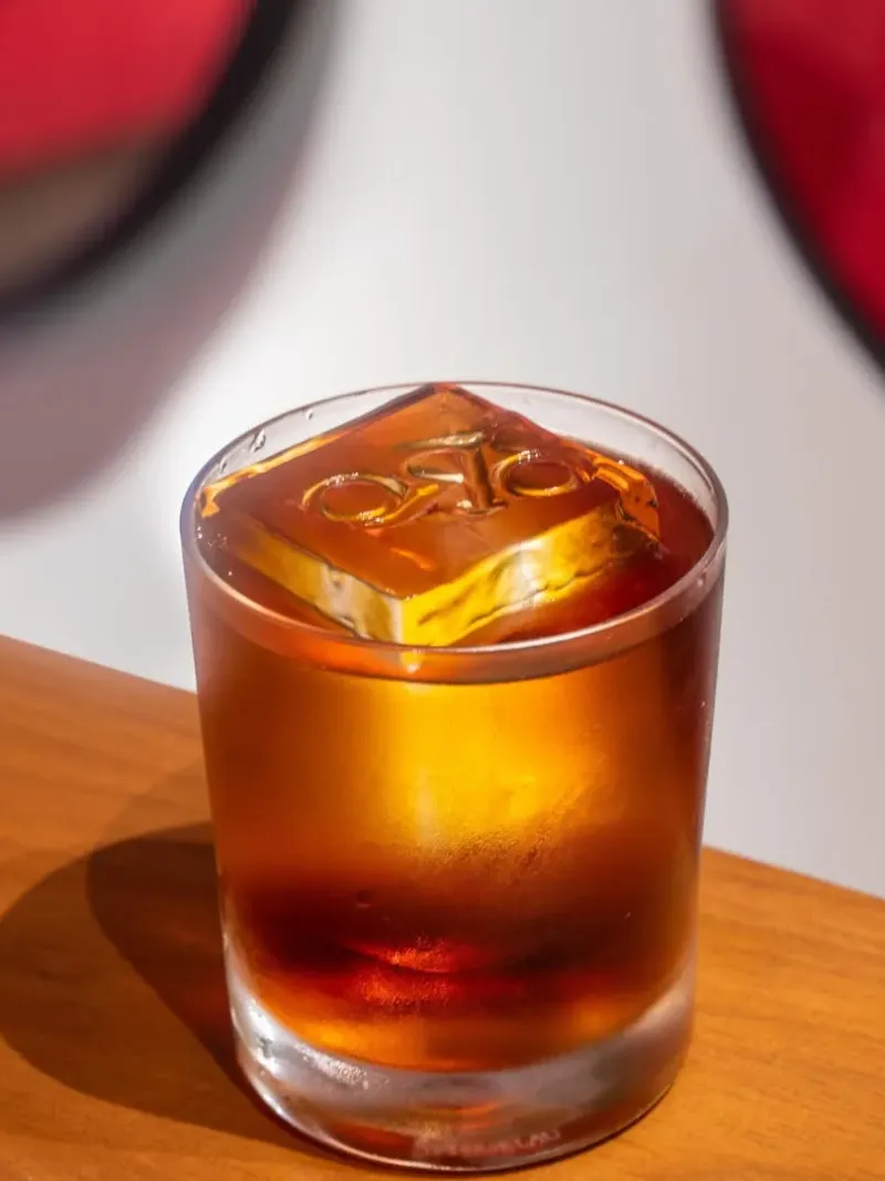 50 ml pours for spirits. The full list includes classics and alcohol-free drinks.